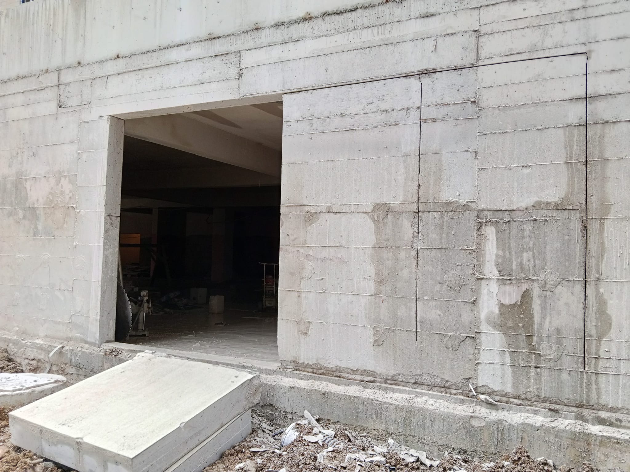 Beton duvarda kesilerek açılan geçiş ve ayrılan beton blok